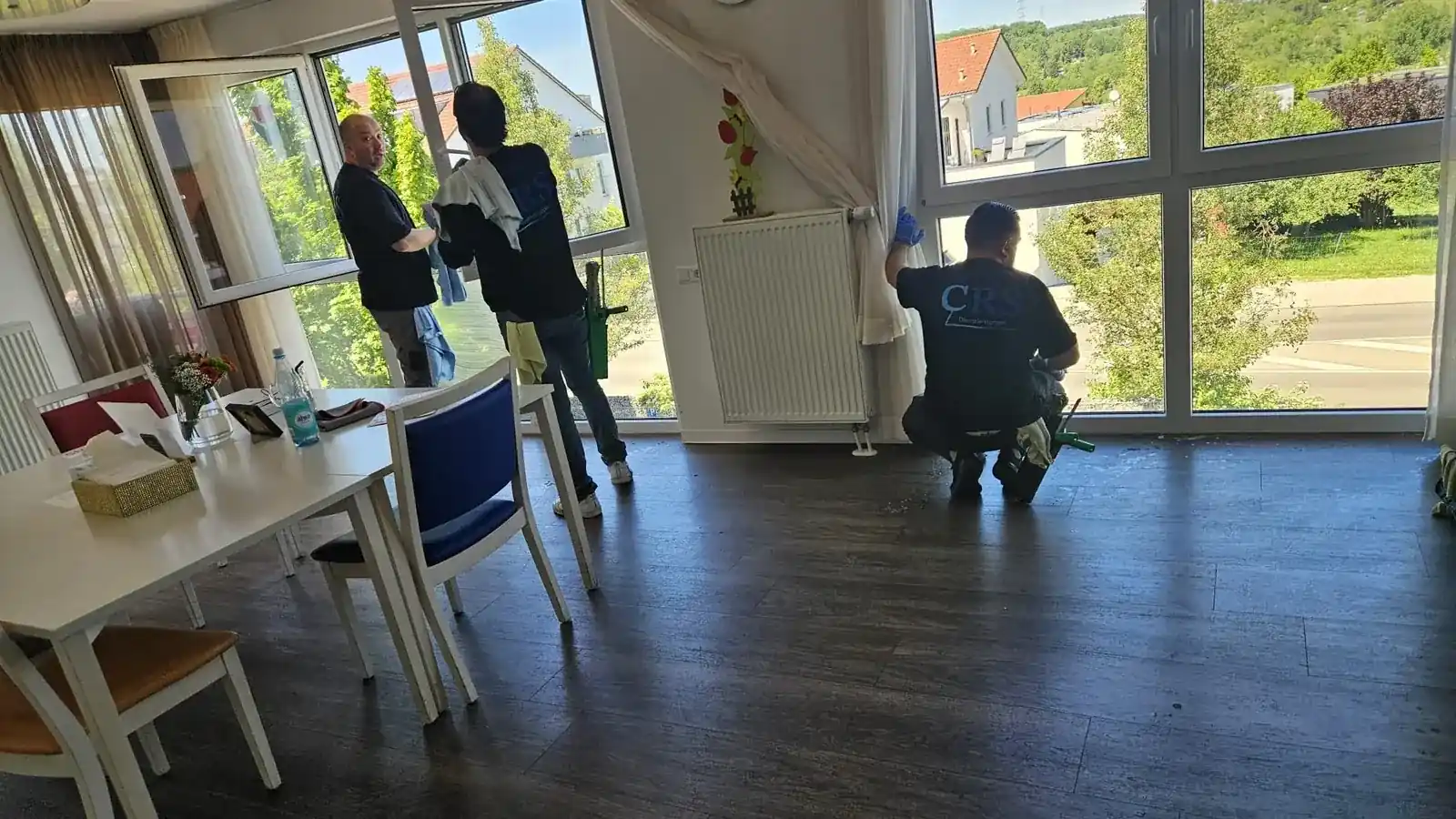 CRS-Team bei der Unterhaltsreinigung in einem Aufenthaltsraum